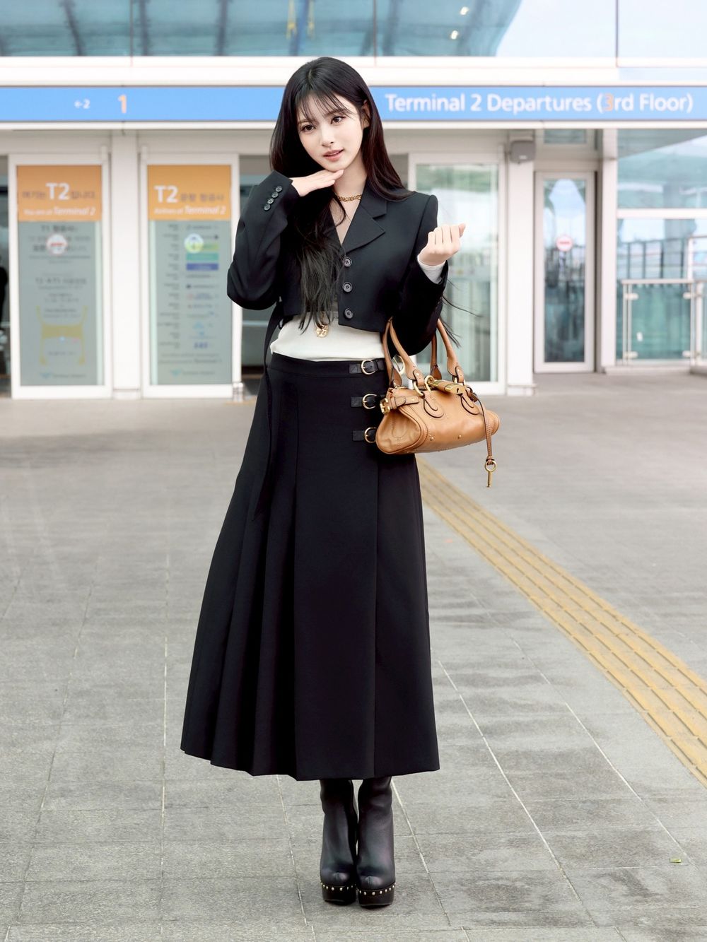 「機場私服」誰最會穿？巴黎時裝周女神機場穿搭太好看！Jisoo、瑟琪都大秀美腿！-3