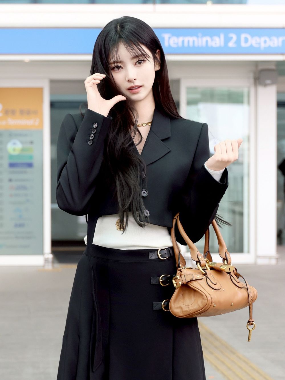 「機場私服」誰最會穿？巴黎時裝周女神機場穿搭太好看！Jisoo、瑟琪都大秀美腿！-2