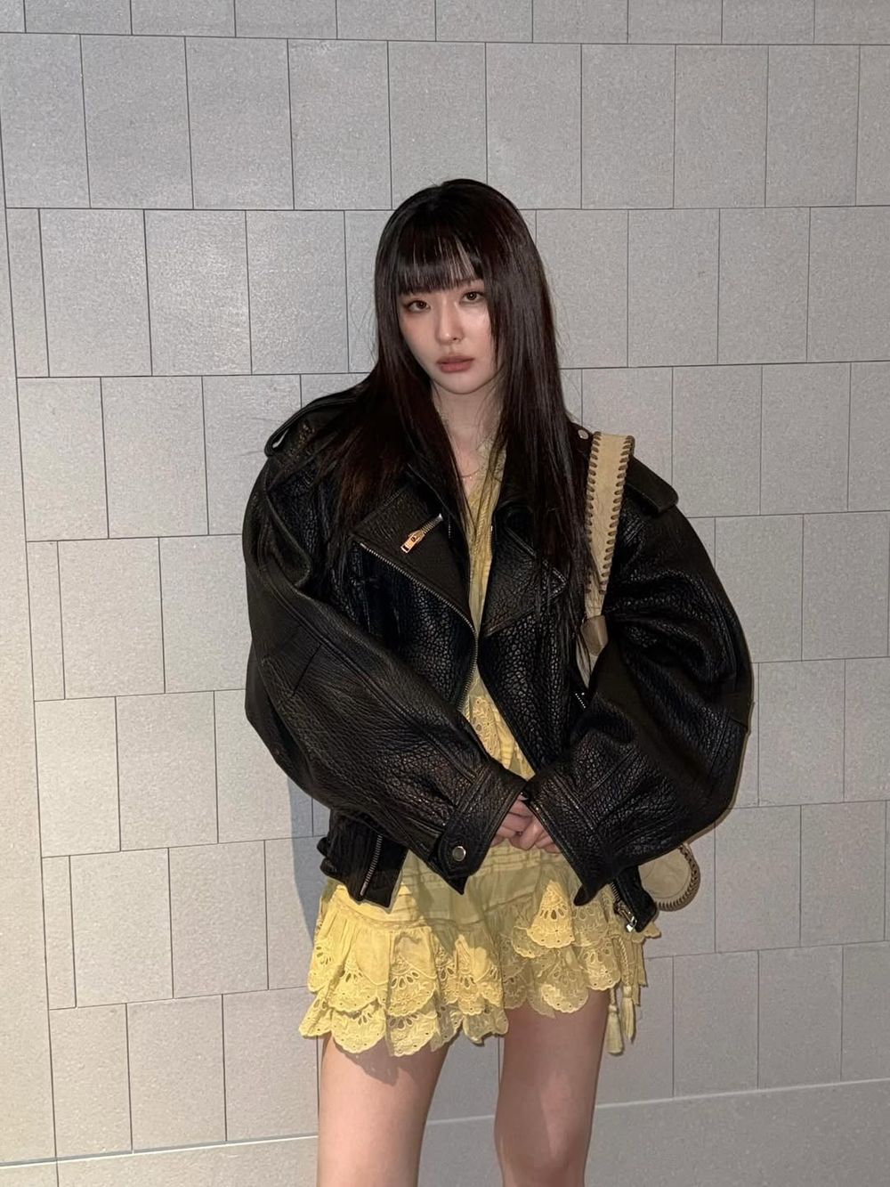 「機場私服」誰最會穿？巴黎時裝周女神機場穿搭太好看！Jisoo、瑟琪都大秀美腿！-11