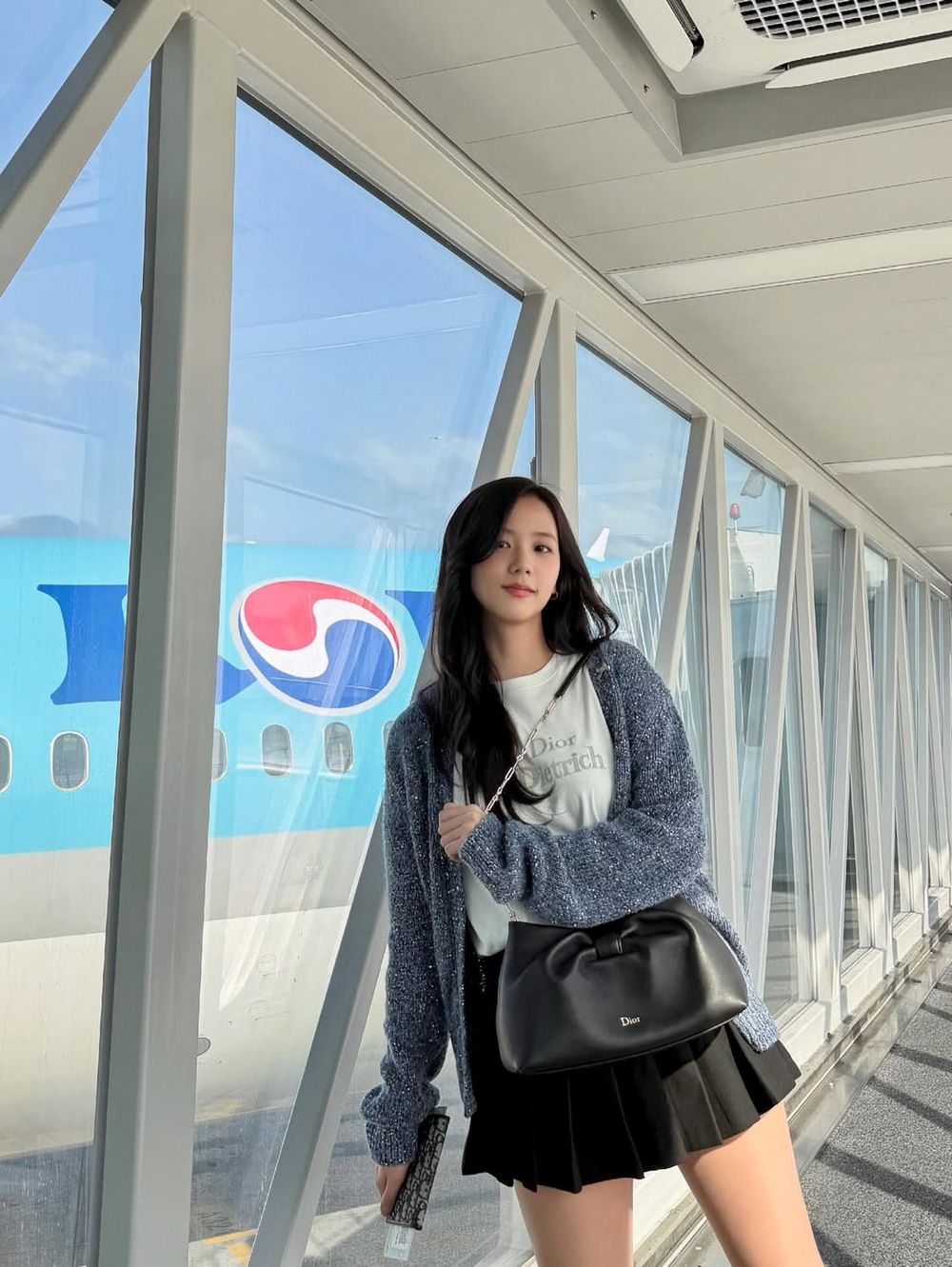 「機場私服」誰最會穿？巴黎時裝周女神機場穿搭太好看！Jisoo、瑟琪都大秀美腿！-5