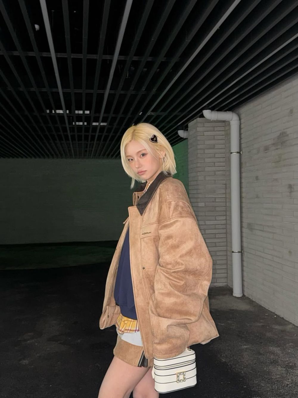 「機場私服」誰最會穿？巴黎時裝周女神機場穿搭太好看！Jisoo、瑟琪都大秀美腿！-6