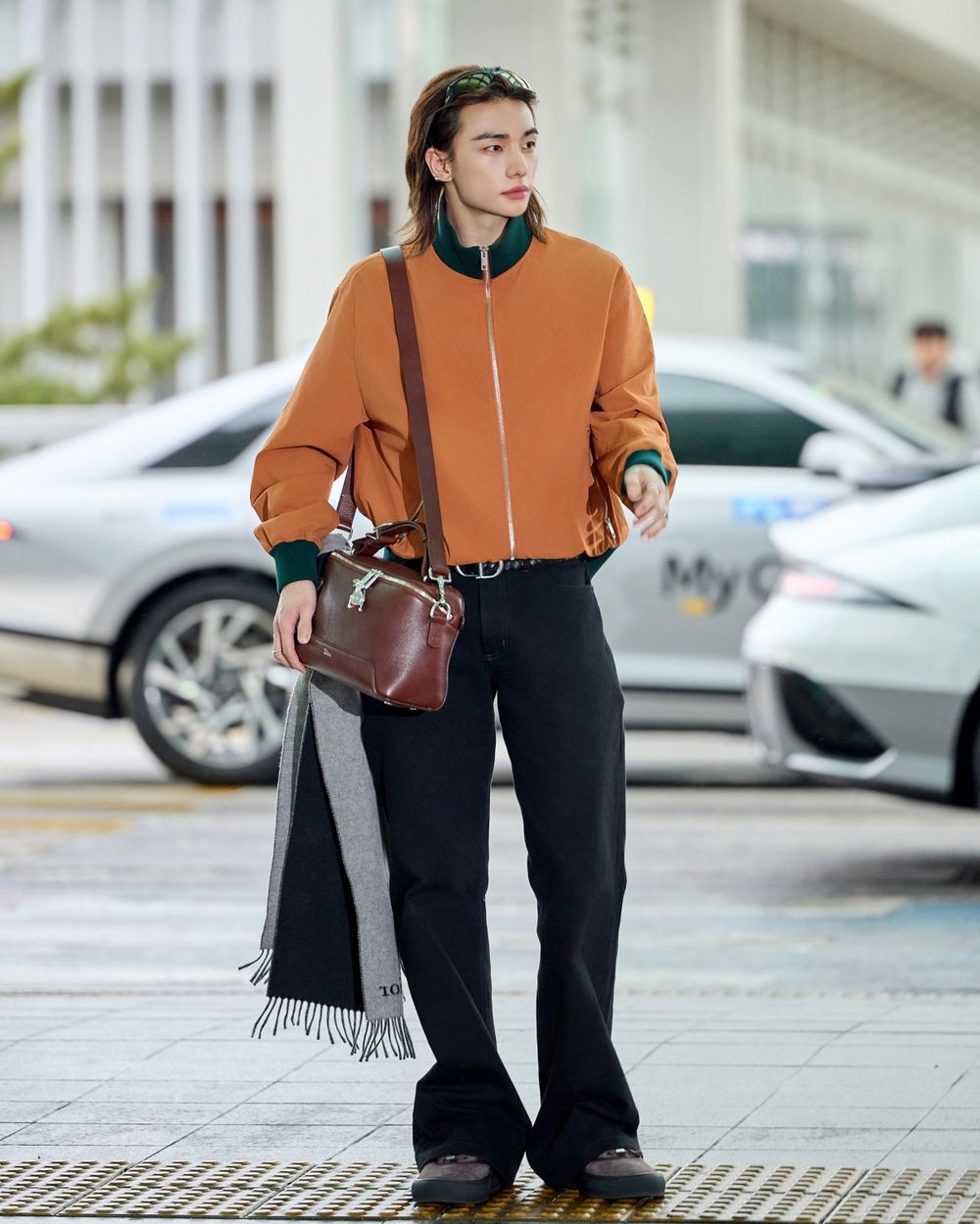 STAY們又幸福了！時尚王子「SKZ鉉辰」再出發DIOR大秀！清冷美男帥到不像話、機場秒變秀場！-5