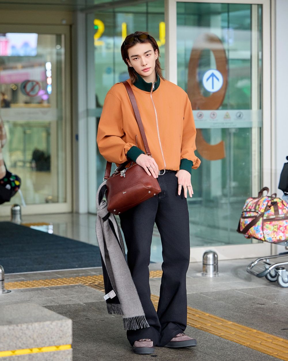 STAY們又幸福了！時尚王子「SKZ鉉辰」再出發DIOR大秀！清冷美男帥到不像話、機場秒變秀場！-3