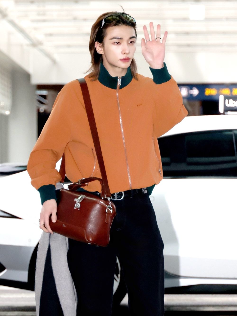 STAY們又幸福了！時尚王子「SKZ鉉辰」再出發DIOR大秀！清冷美男帥到不像話、機場秒變秀場！-7