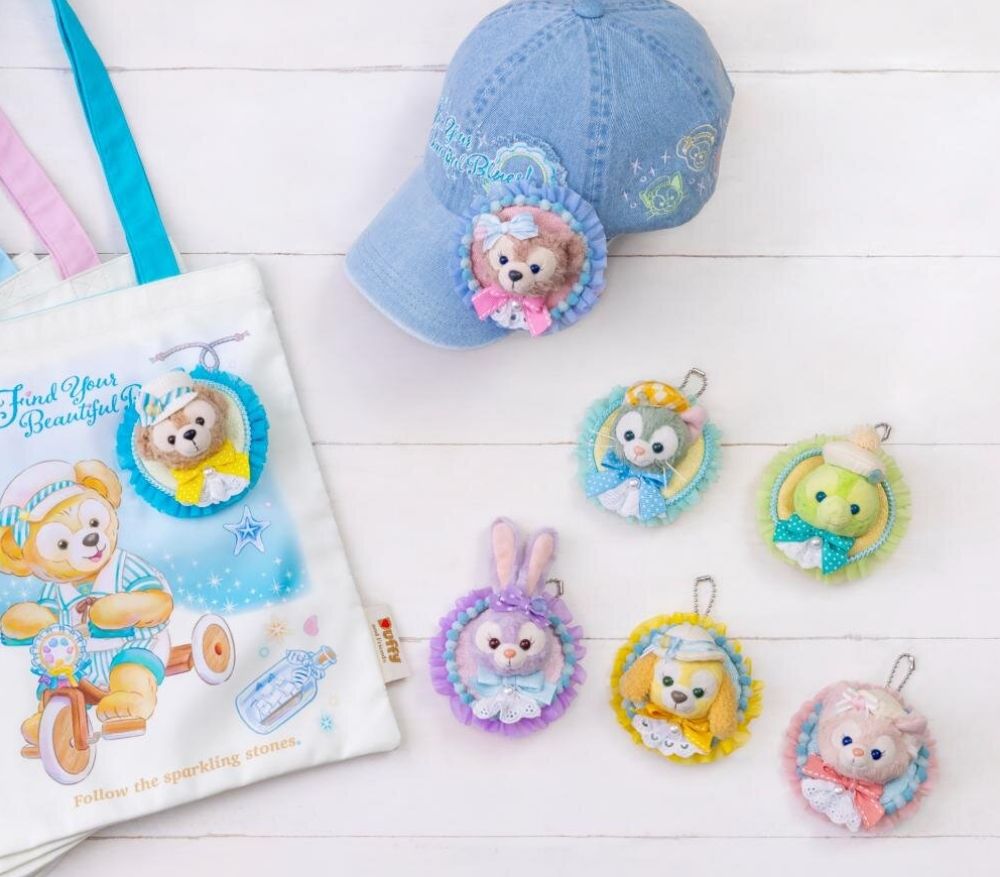 東京迪士尼海洋25週年限定周邊太燒！超萌「騎三輪車達菲熊玩偶、藍色洋裝玲娜貝兒吊飾」這天開賣！-13