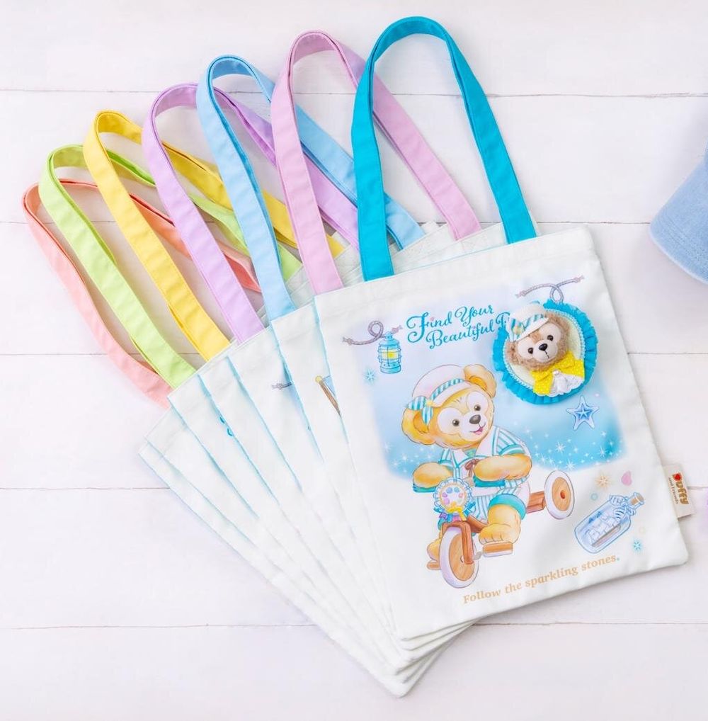 東京迪士尼海洋25週年限定周邊太燒！超萌「騎三輪車達菲熊玩偶、藍色洋裝玲娜貝兒吊飾」這天開賣！-12