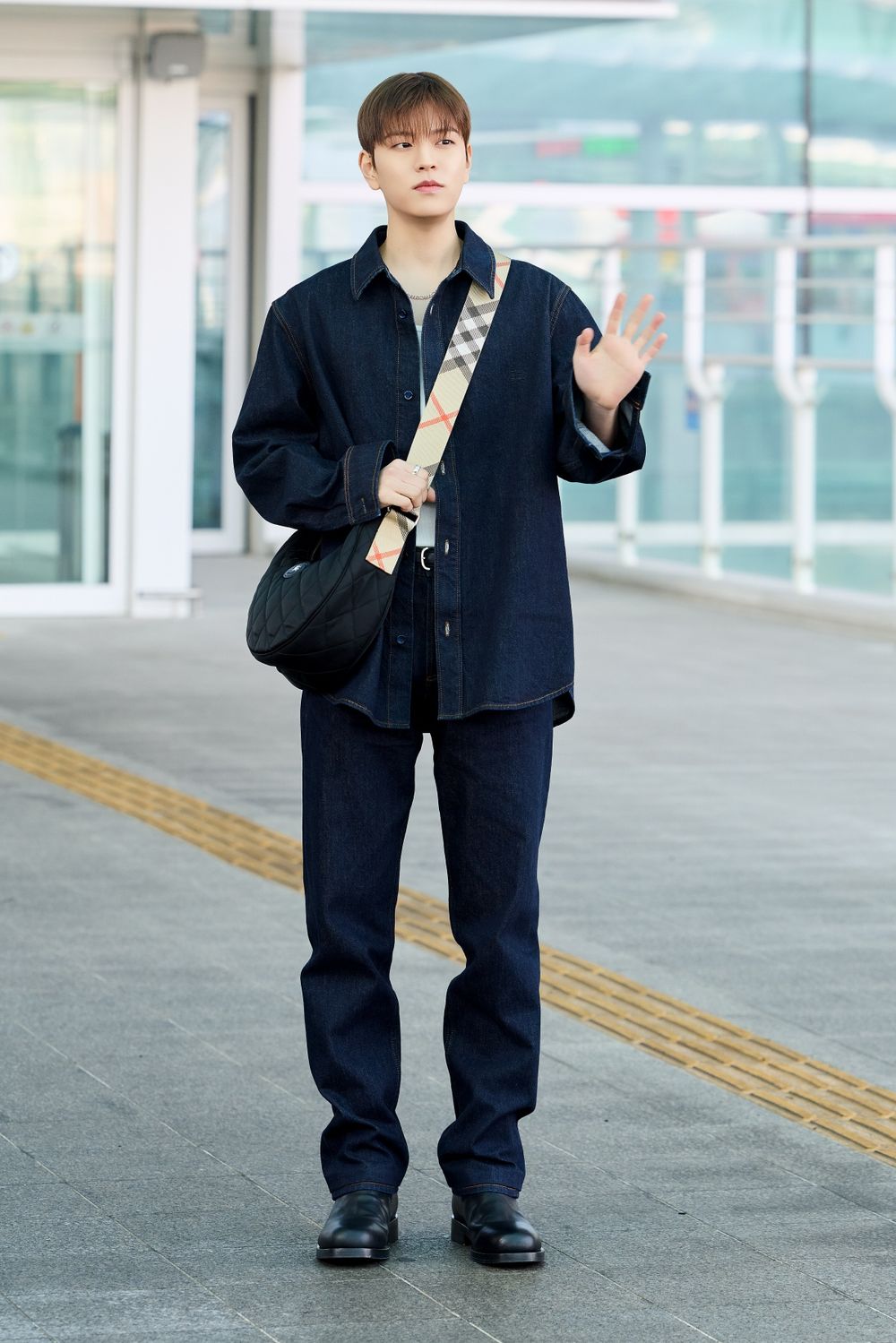 春夏穿搭關鍵字大洗牌！韓星都換上「原色丹寧」穿搭？！Stray Kids、Karina、允眞全員牛仔上身！-6