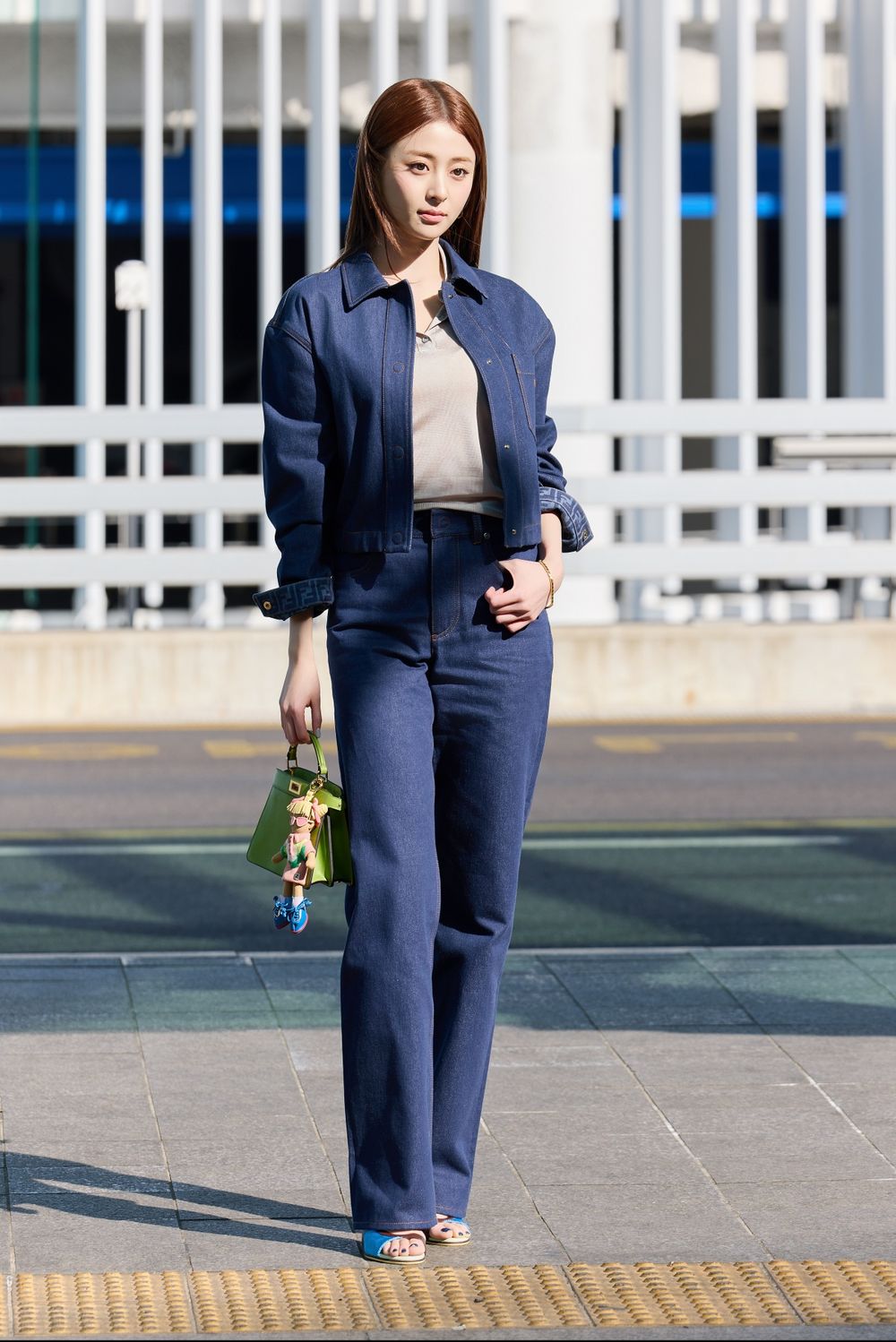 春夏穿搭關鍵字大洗牌！韓星都換上「原色丹寧」穿搭？！Stray Kids、Karina、允眞全員牛仔上身！-4