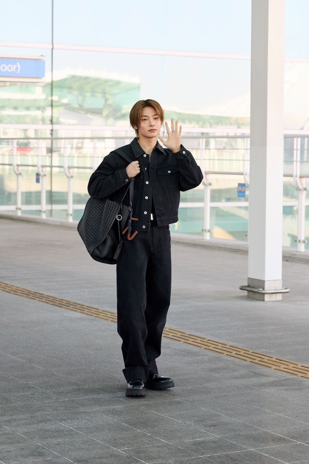 春夏穿搭關鍵字大洗牌！韓星都換上「原色丹寧」穿搭？！Stray Kids、Karina、允眞全員牛仔上身！-8