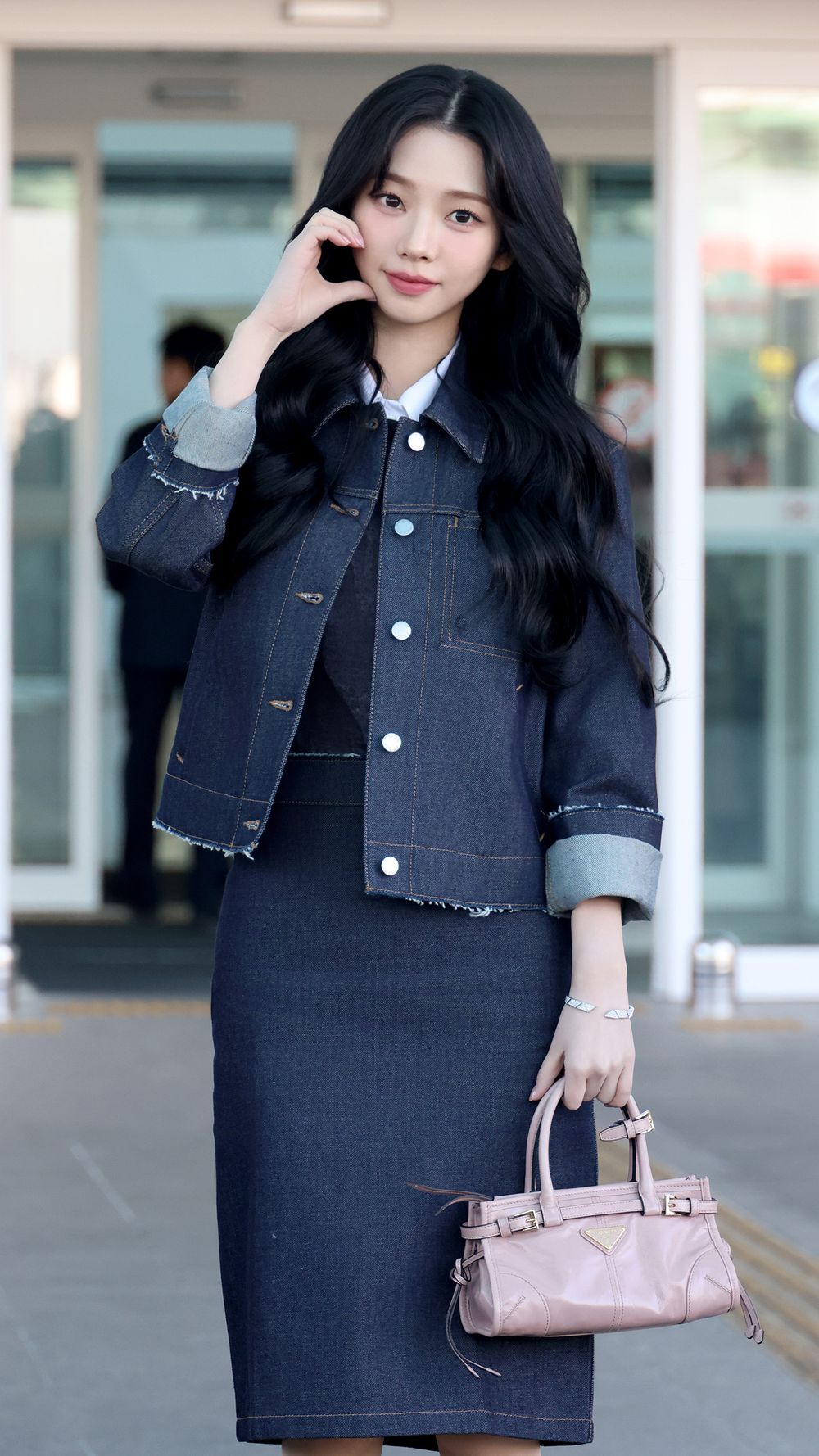 春夏穿搭關鍵字大洗牌！韓星都換上「原色丹寧」穿搭？！Stray Kids、Karina、允眞全員牛仔上身！-11