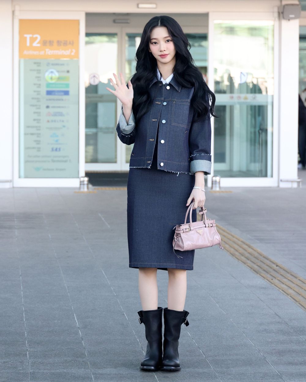 春夏穿搭關鍵字大洗牌！韓星都換上「原色丹寧」穿搭？！Stray Kids、Karina、允眞全員牛仔上身！-10