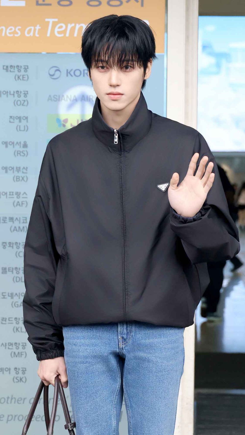 春夏穿搭關鍵字大洗牌！韓星都換上「原色丹寧」穿搭？！Stray Kids、Karina、允眞全員牛仔上身！-13