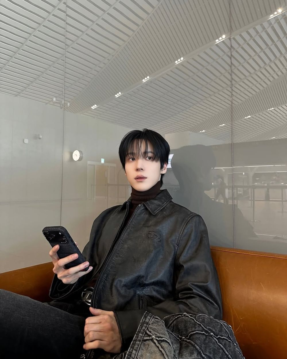 春夏穿搭關鍵字大洗牌！韓星都換上「原色丹寧」穿搭？！Stray Kids、Karina、允眞全員牛仔上身！-16