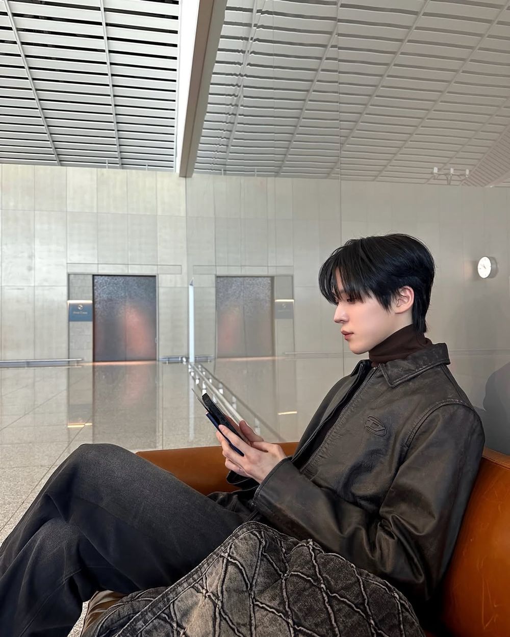 春夏穿搭關鍵字大洗牌！韓星都換上「原色丹寧」穿搭？！Stray Kids、Karina、允眞全員牛仔上身！-15