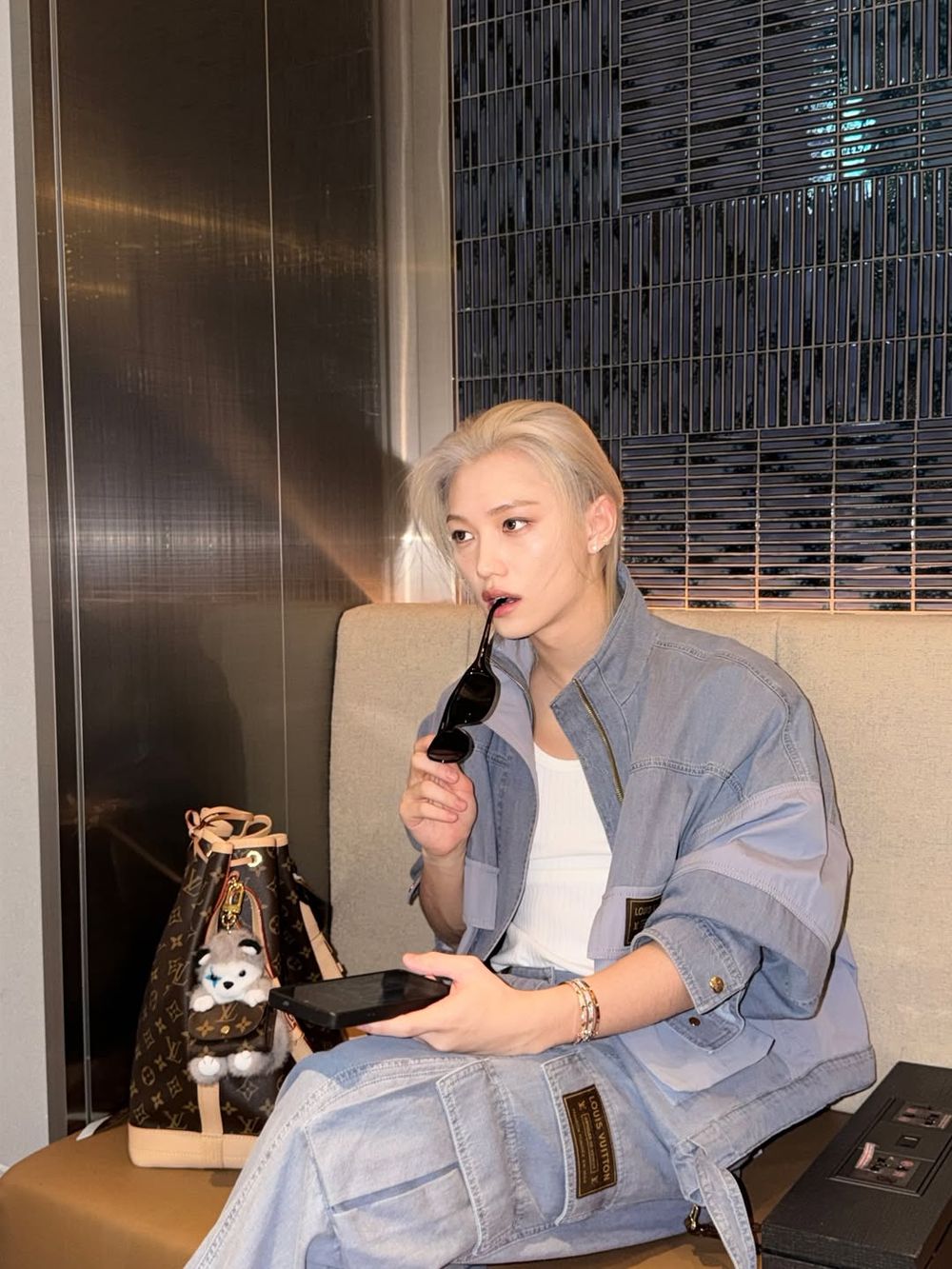 春夏穿搭關鍵字大洗牌！韓星都換上「原色丹寧」穿搭？！Stray Kids、Karina、允眞全員牛仔上身！-18