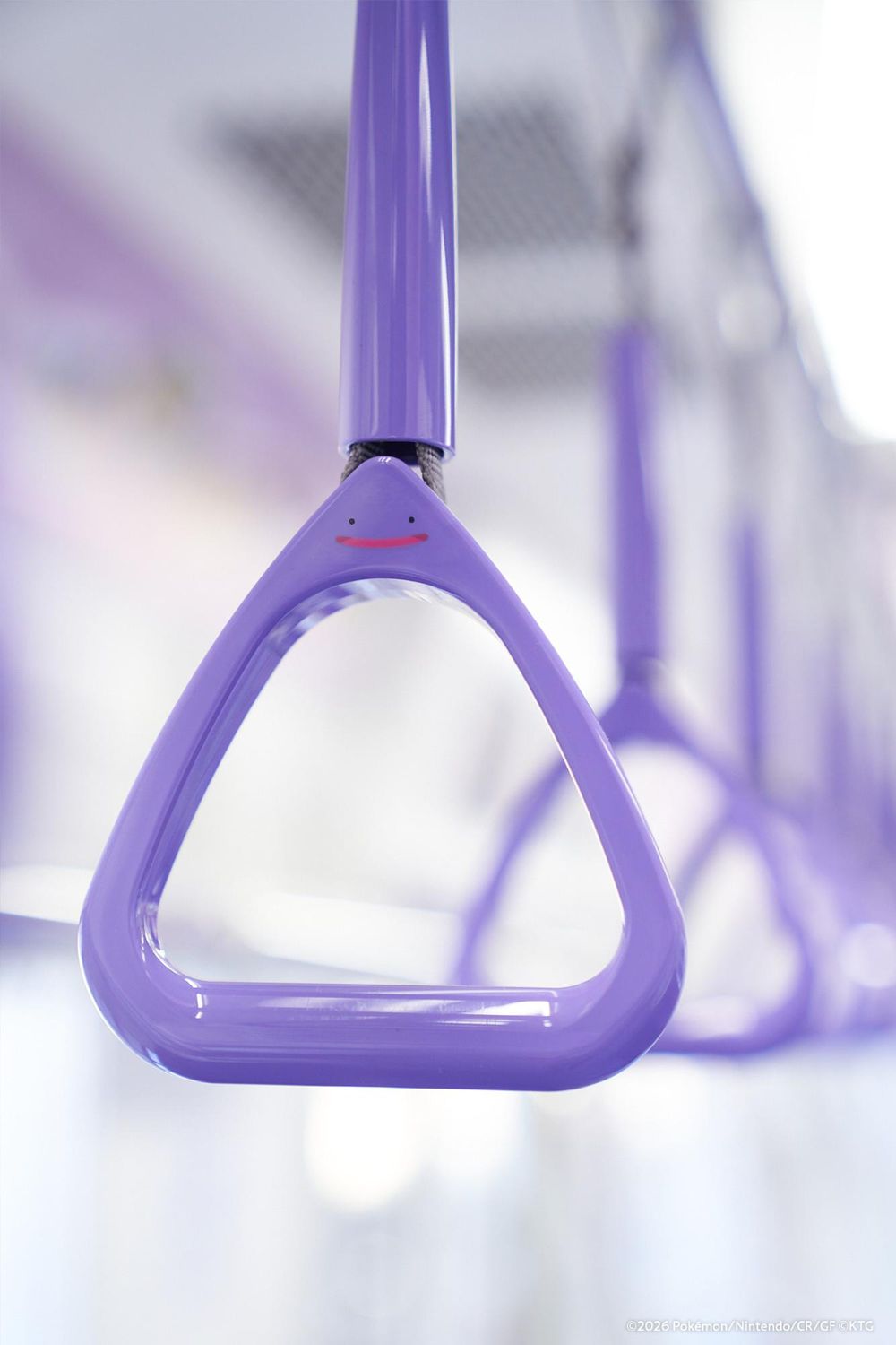 寶可夢「百變怪」出沒東京地鐵半藏門線！期間限定主題列車「紫色握把、百變怪擋板」萌翻天必拍！-2