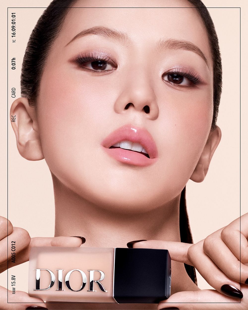 2026韓國女生底妝這樣畫！Jisoo、舒華同款「絲緞柔霧底妝」，肌膚零毛孔＋立體原生光澤，兩技巧打造低調高級感膚質！-5