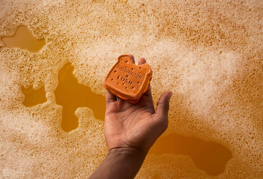 萌到犯規！LUSH＆柏靈頓療癒出擊「小熊汽泡彈、橘子果醬沐浴霜」散發暖橙甜香，行李箱禮盒可愛滿分、全系列打包帶走！-11