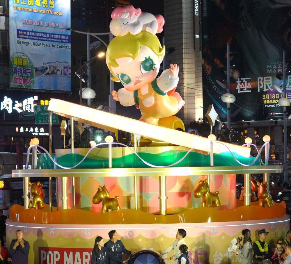 2026台北燈節泡泡瑪特燈區太可愛！「青花瓷星星人、騎小馬LABUBU」5大必拍燈飾一次看！-4