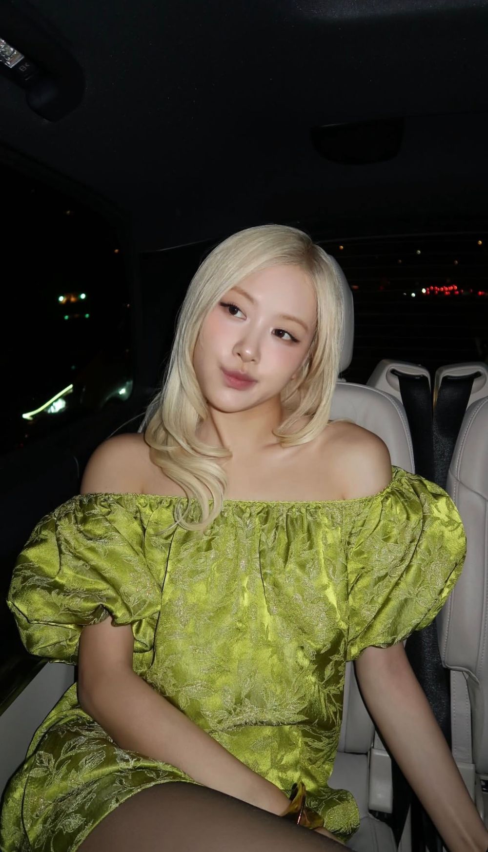 Rosé在YSL巴黎大秀「蘋果綠戰袍」仙氣爆棚！E人模式開啟「繞場打招呼」人緣超好！-2