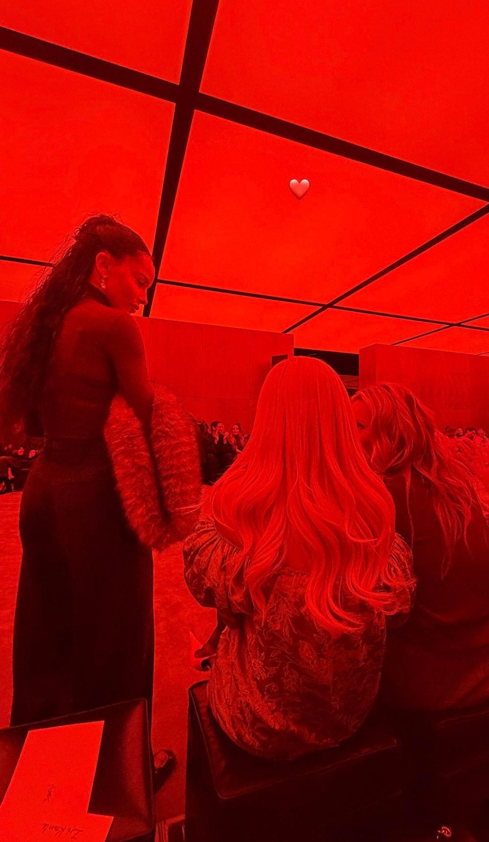 Rosé在YSL巴黎大秀「蘋果綠戰袍」仙氣爆棚！E人模式開啟「繞場打招呼」人緣超好！-5