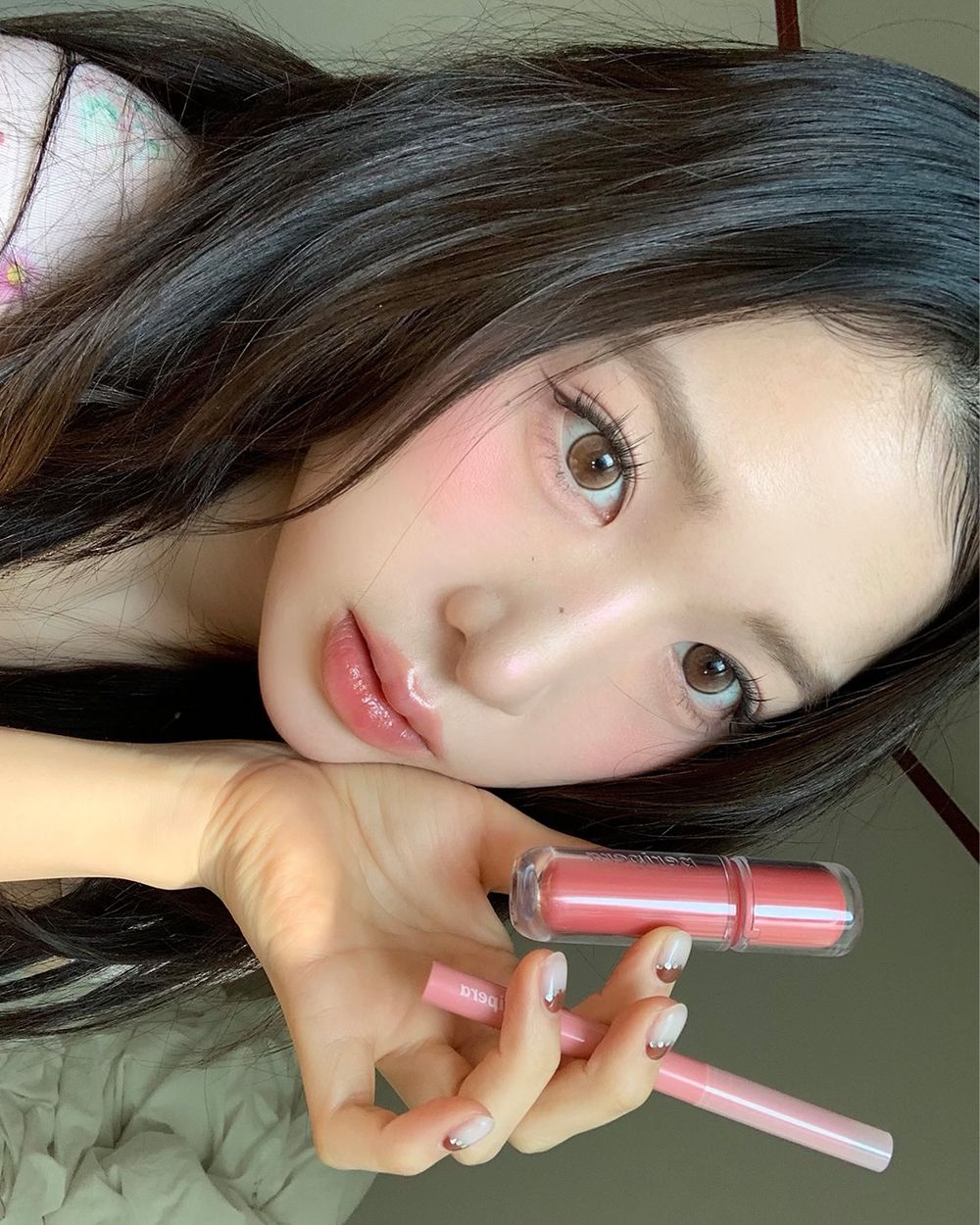 彩妝師預測！2026韓國妝容趨勢「霧感水彩妝、草莓牛奶粉色、AI感冷調紫粉妝」，三大重點打造精緻韓女氛圍妝！-6