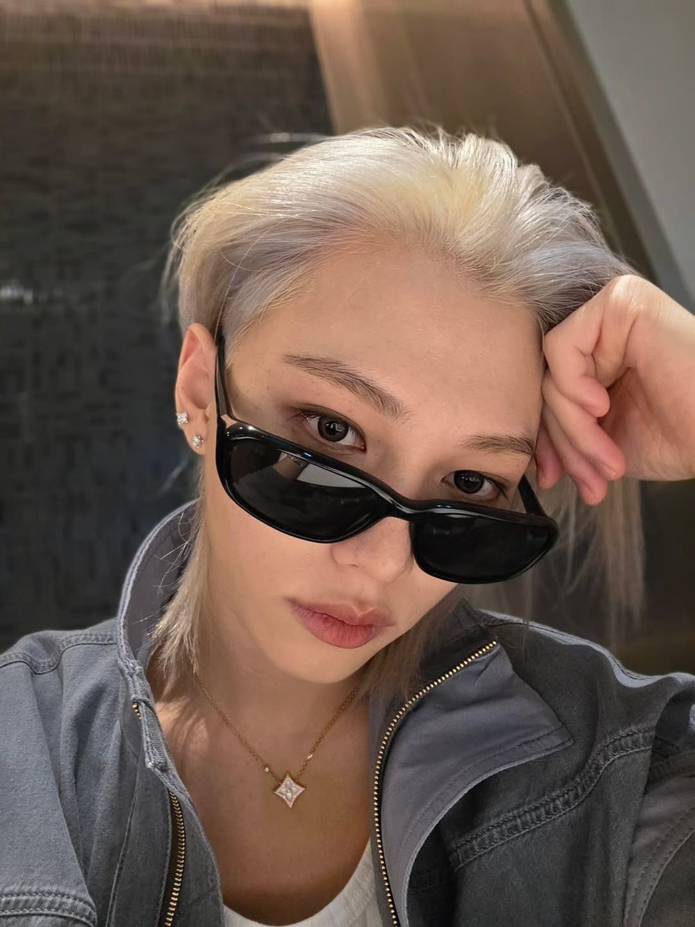 一早幸福了！精靈王子Felix出發LV巴黎大秀！「丹寧穿搭＋白金髮」美到發光、機場狂飯撒寵粉！-7