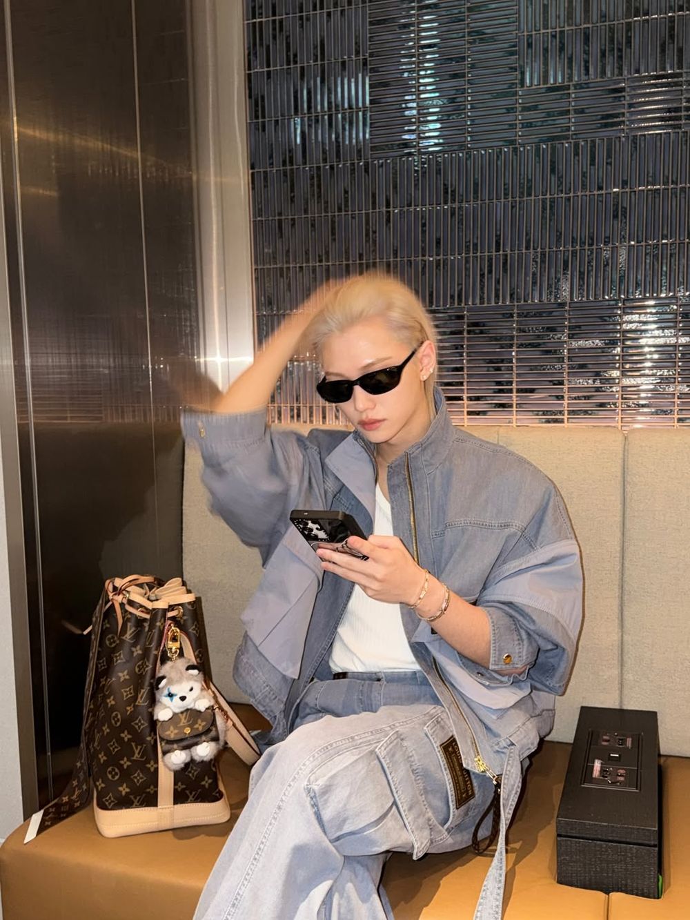 一早幸福了！精靈王子Felix出發LV巴黎大秀！「丹寧穿搭＋白金髮」美到發光、機場狂飯撒寵粉！-3