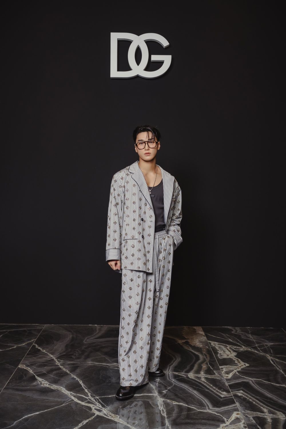 ATINY要瘋了！惡魔系男團ATEEZ席捲時裝週！崔傘「禁慾霸總」回歸、友榮首登PRADA！-6