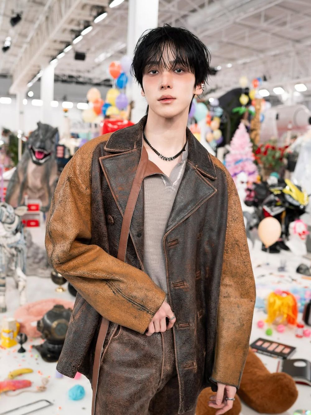 ATINY要瘋了！惡魔系男團ATEEZ席捲時裝週！崔傘「禁慾霸總」回歸、友榮首登PRADA！-7