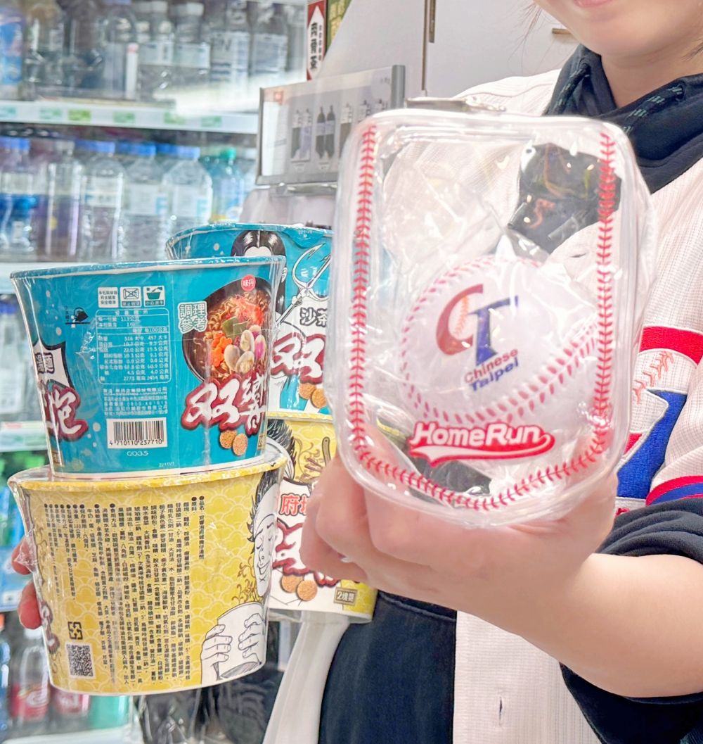 2026必買WBC中華隊應援小物懶人包！星巴克棒球小熊萌翻、費仔老婆狂曬「歐告玩偶」有望補貨？-8