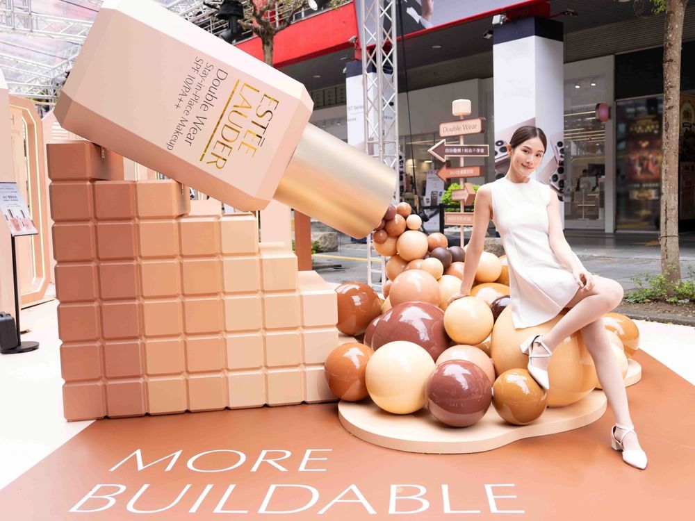 IU同款粉底快閃空降信義區！雅詩蘭黛亞洲第一名「粉持久粉底神話」升級，信義快閃試妝＋扭蛋抽獎同步開跑！-6