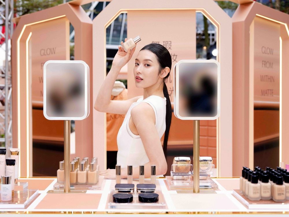 IU同款粉底快閃空降信義區！雅詩蘭黛亞洲第一名「粉持久粉底神話」升級，信義快閃試妝＋扭蛋抽獎同步開跑！-13