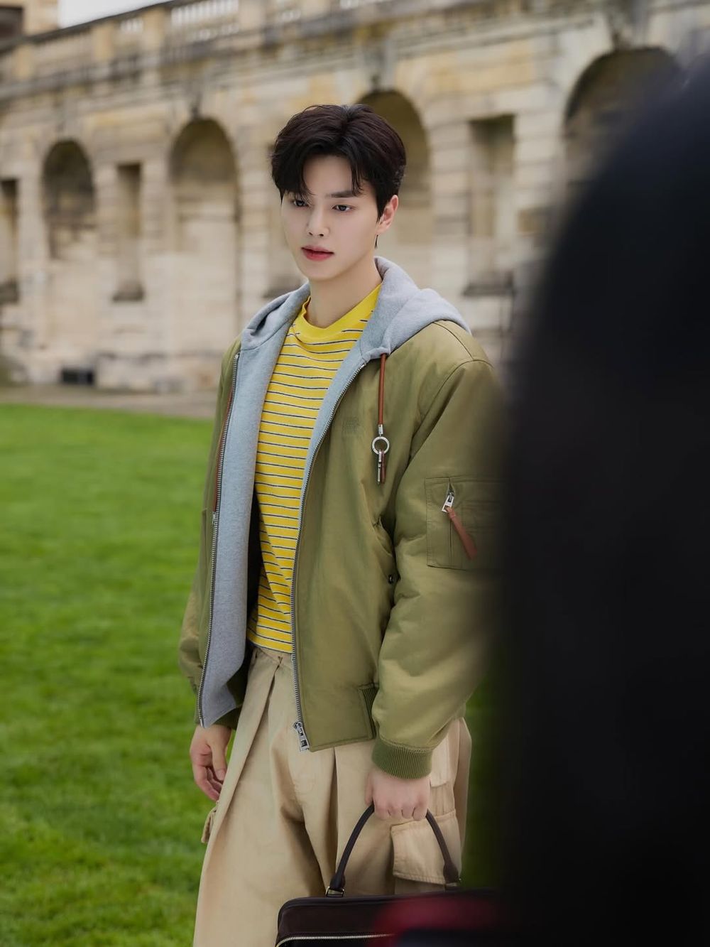 LOEWE大秀前排嘉賓超狂！宋江退伍後首秀、aespa Giselle「小煙燻造型」獲好評、根本女王降臨！-4