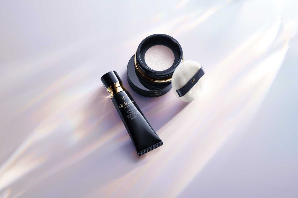 貴婦蜜粉天花板「縮小了」！肌膚之鑰人氣光采柔焦蜜粉推出迷你版本，跟飾品一樣精巧，隨身攜帶讓精緻妝容待命一整天！-3