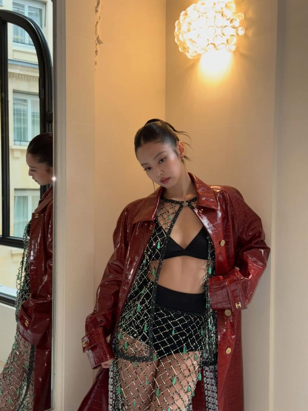 CHANEL巴黎大秀Jennie透視戰袍辣翻全網！高允貞貼臉合照「雙人間香奈兒」合體太養眼！-7