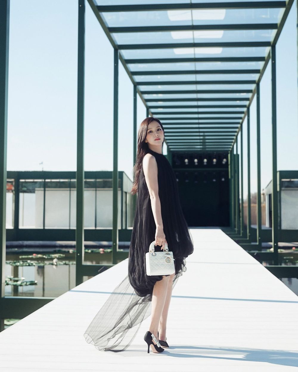 直擊2026巴黎時裝週！Jisoo秀場妝容美到像開濾鏡，Dior「仙女光澤底妝＋玻璃珠玫瑰唇」同款彩妝清單全公開！-7