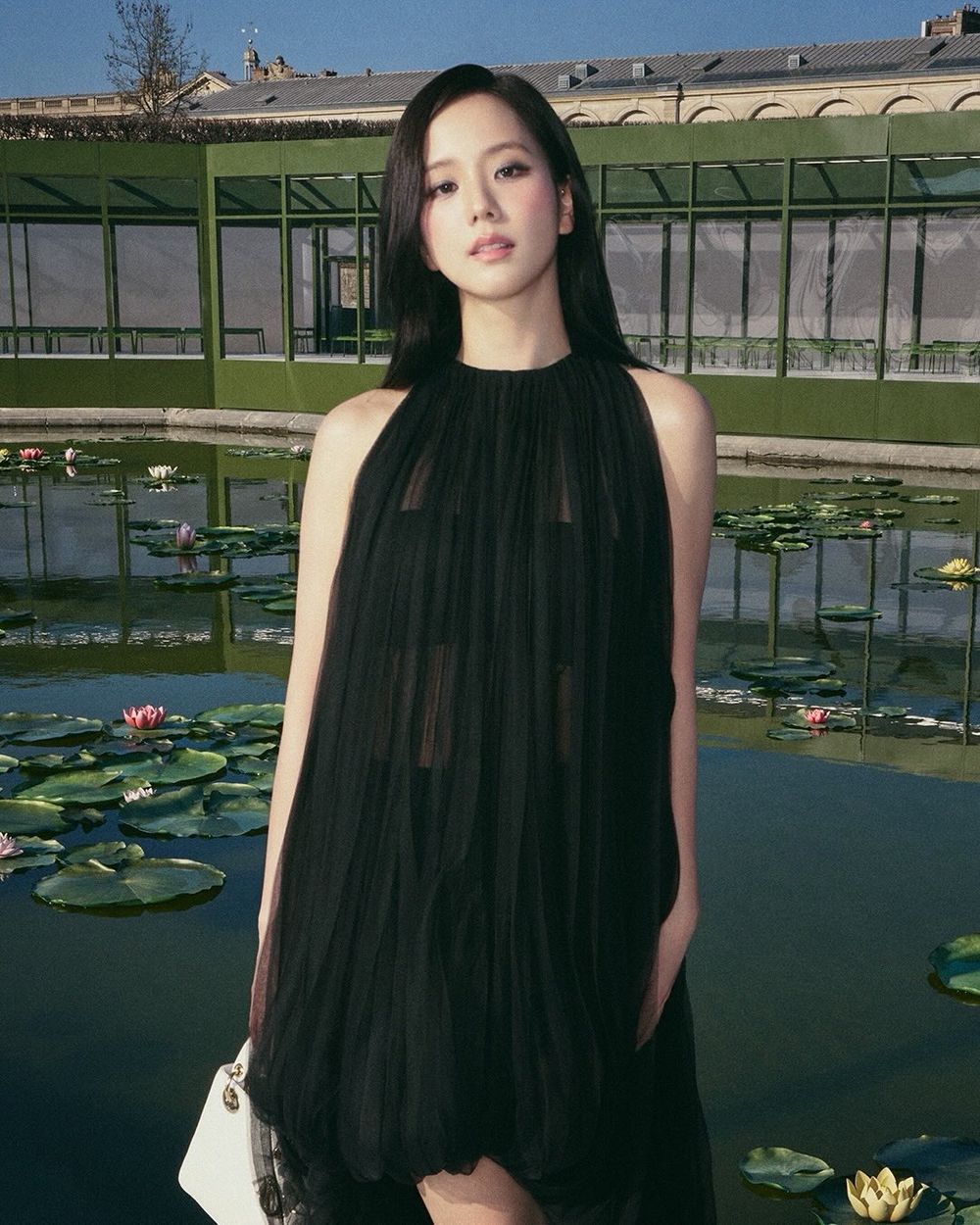 直擊2026巴黎時裝週！Jisoo秀場妝容美到像開濾鏡，Dior「仙女光澤底妝＋玻璃珠玫瑰唇」同款彩妝清單全公開！-8