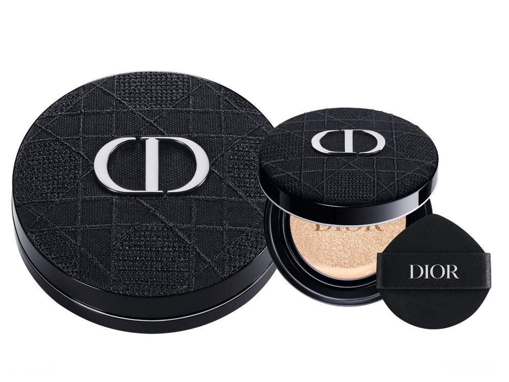 直擊2026巴黎時裝週！Jisoo秀場妝容美到像開濾鏡，Dior「仙女光澤底妝＋玻璃珠玫瑰唇」同款彩妝清單全公開！-15