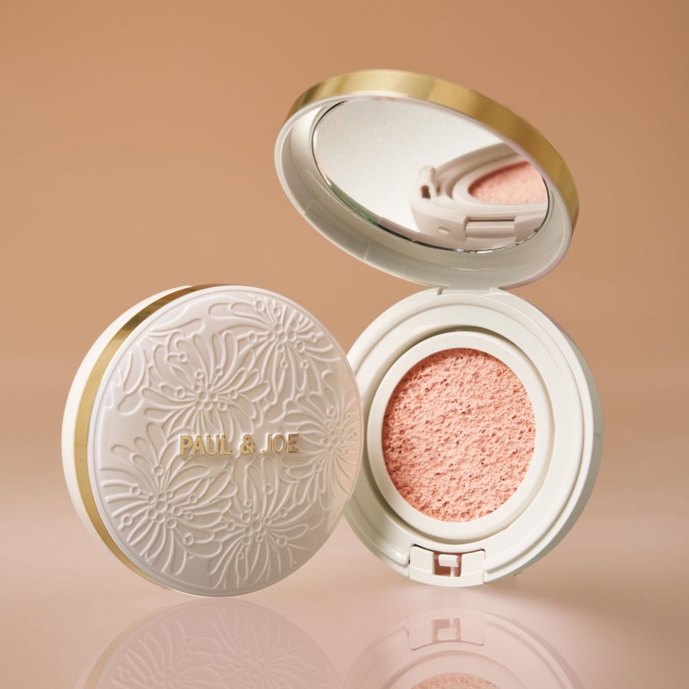 2026上半年最夢幻底妝首選！PAUL & JOE「白蕾絲氣墊」溫潤珍珠白＋西洋菊雕花外殼，拍出低調奢華感柔霧裸肌！-4