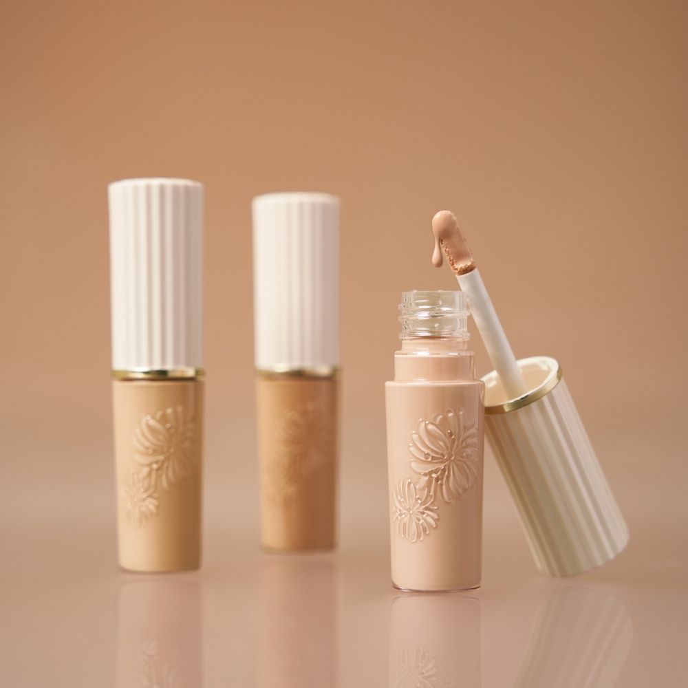 2026上半年最夢幻底妝首選！PAUL & JOE「白蕾絲氣墊」溫潤珍珠白＋西洋菊雕花外殼，拍出低調奢華感柔霧裸肌！-12