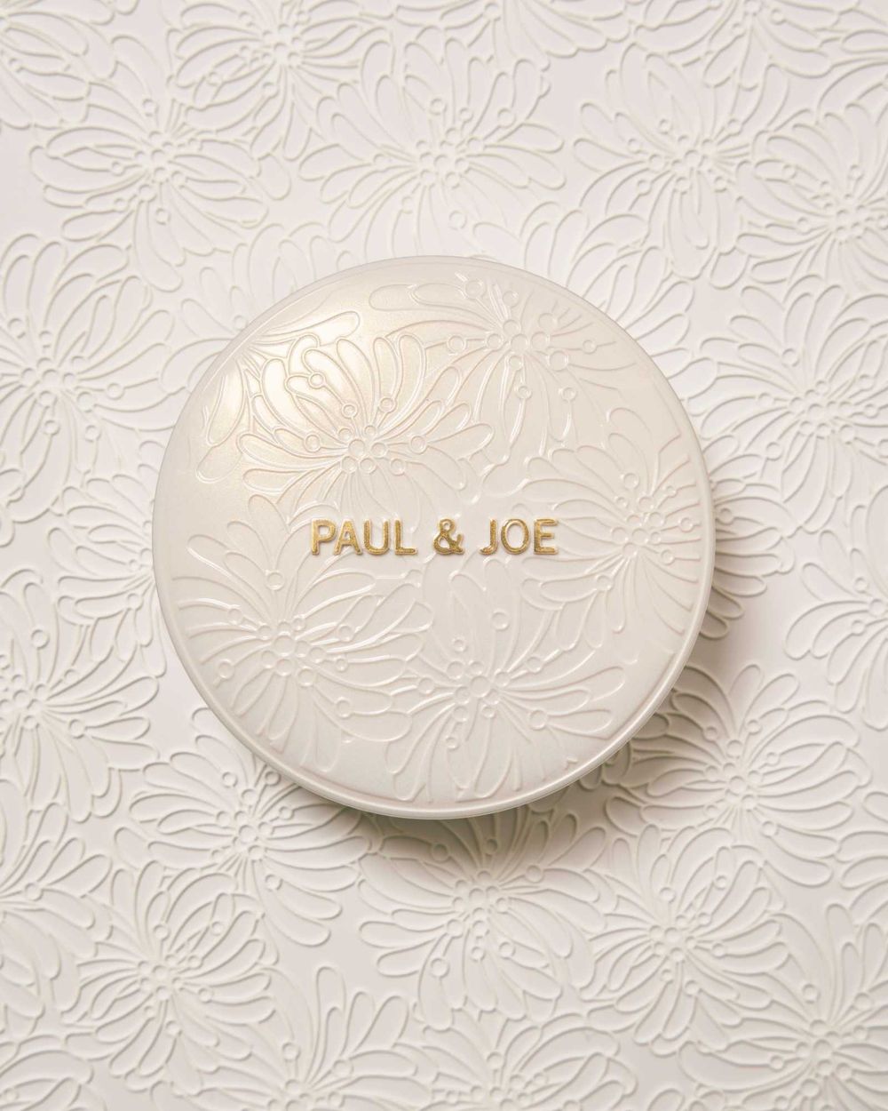 2026上半年最夢幻底妝首選！PAUL & JOE「白蕾絲氣墊」溫潤珍珠白＋西洋菊雕花外殼，拍出低調奢華感柔霧裸肌！-14
