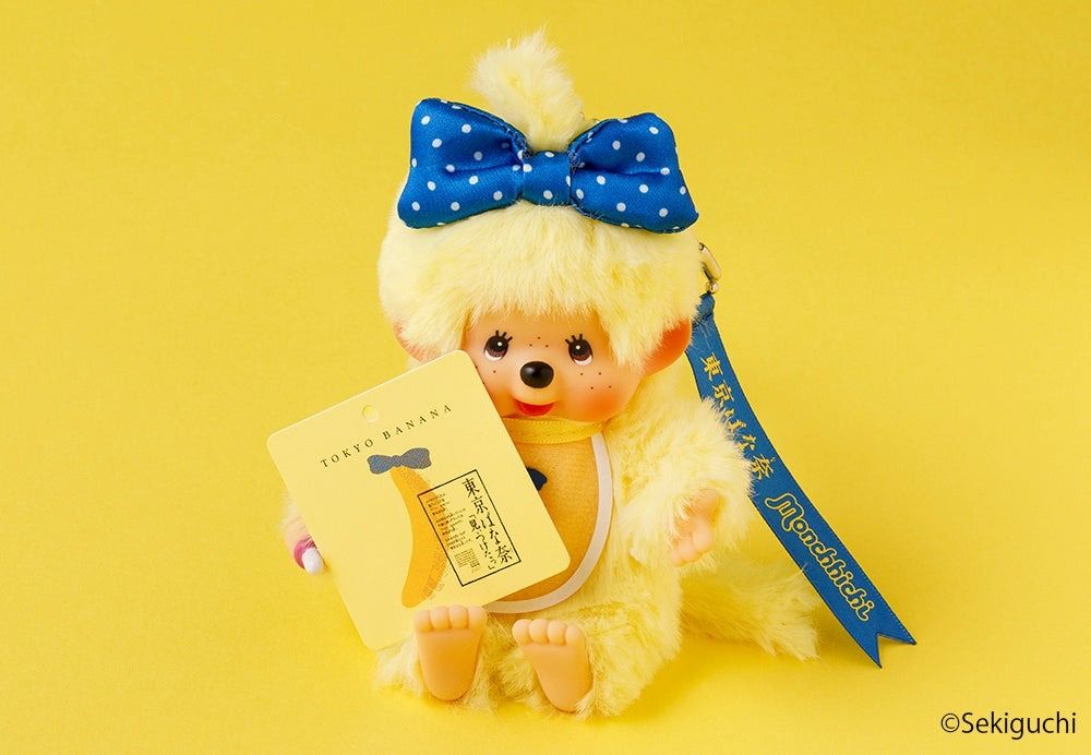 東京芭娜娜跟LISA最愛的蒙奇奇聯名了！超可愛「藍蝴蝶結+黃絨毛蒙奇奇」絨毛吊飾這天開賣！-4