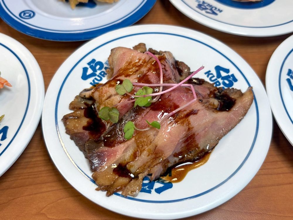 藏壽司最新滿額贈是「蠟筆小新馬克杯」！超可愛小新&小白立體馬克杯免費送、春季新菜同步登場！-2