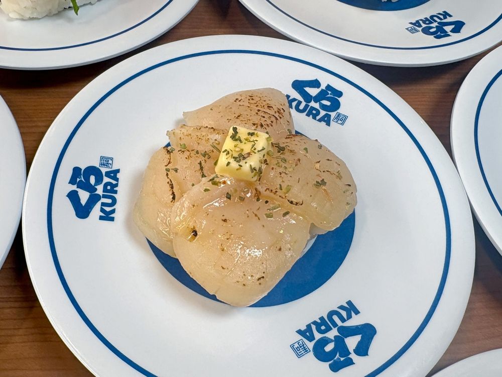 藏壽司最新滿額贈是「蠟筆小新馬克杯」！超可愛小新&小白立體馬克杯免費送、春季新菜同步登場！-3