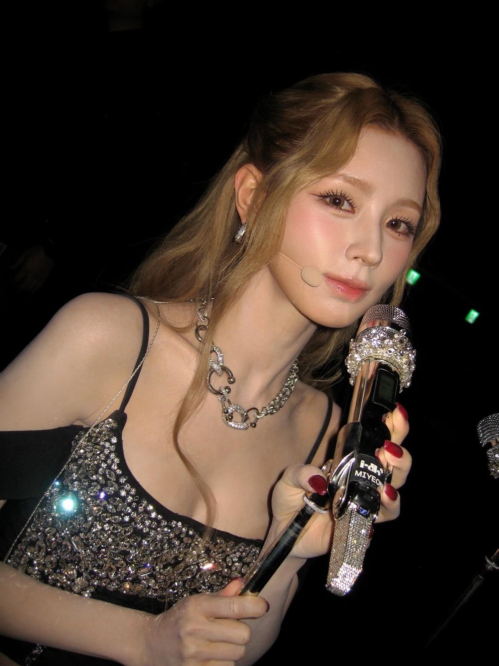 薇娟炫風來台！透光肌＋好身材簡直公主走入現實，不藏私公開底妝技巧，愛用粉底液＆飾底乳必入手！-9