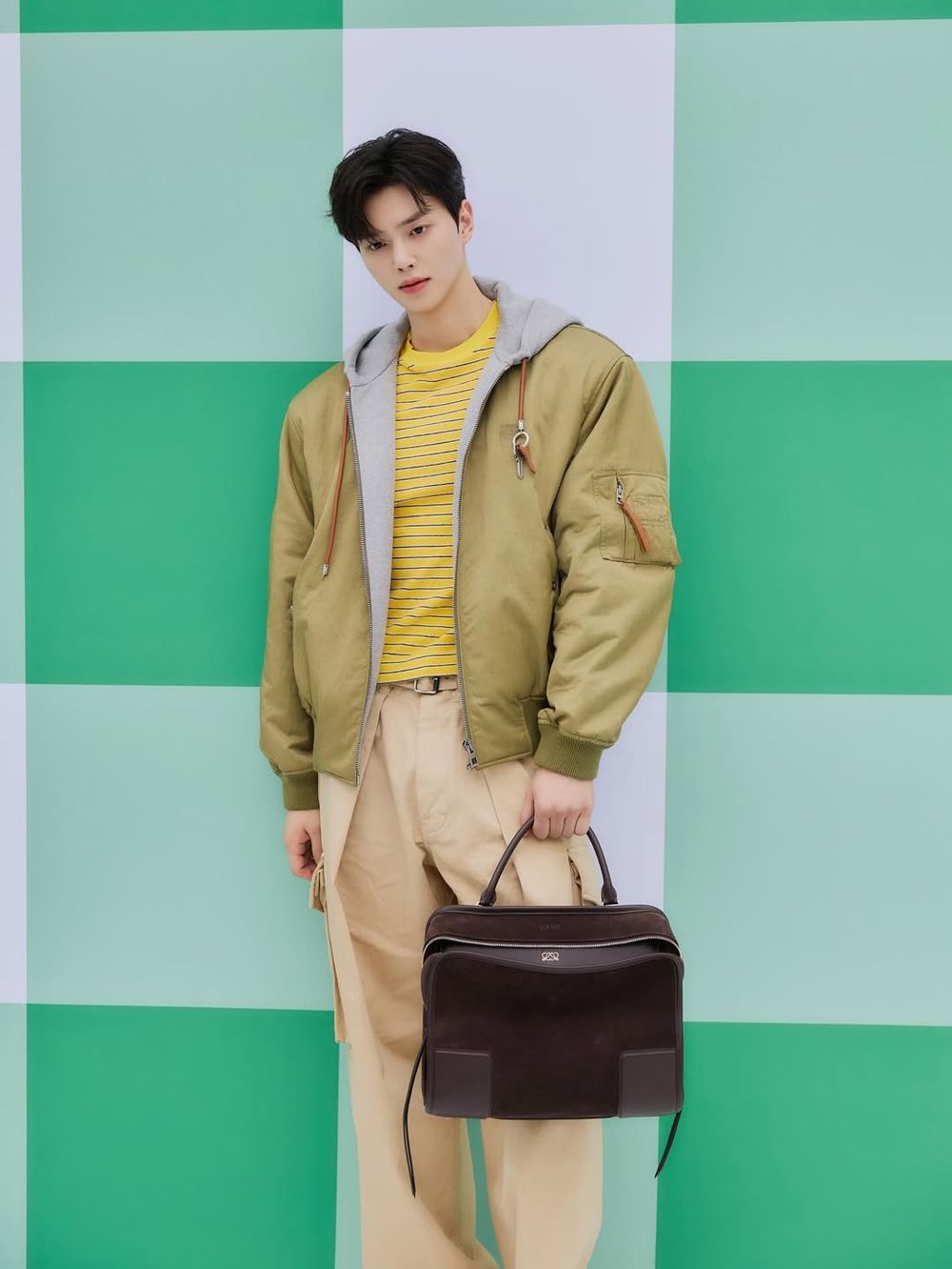 LOEWE換設計師依然超好看！Giselle、宋江都愛「這款包」、2026春夏上新必買一次看！-3