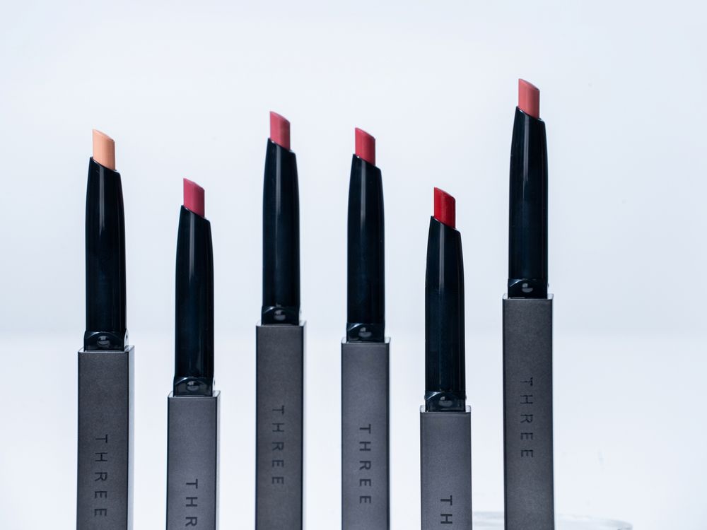 THREE 2026春彩全系列登場！層次美學＋質地堆疊打造立體妝容，日女激推柔光口紅、星紗眼影，全新柔霧光細管唇膏必收！-23