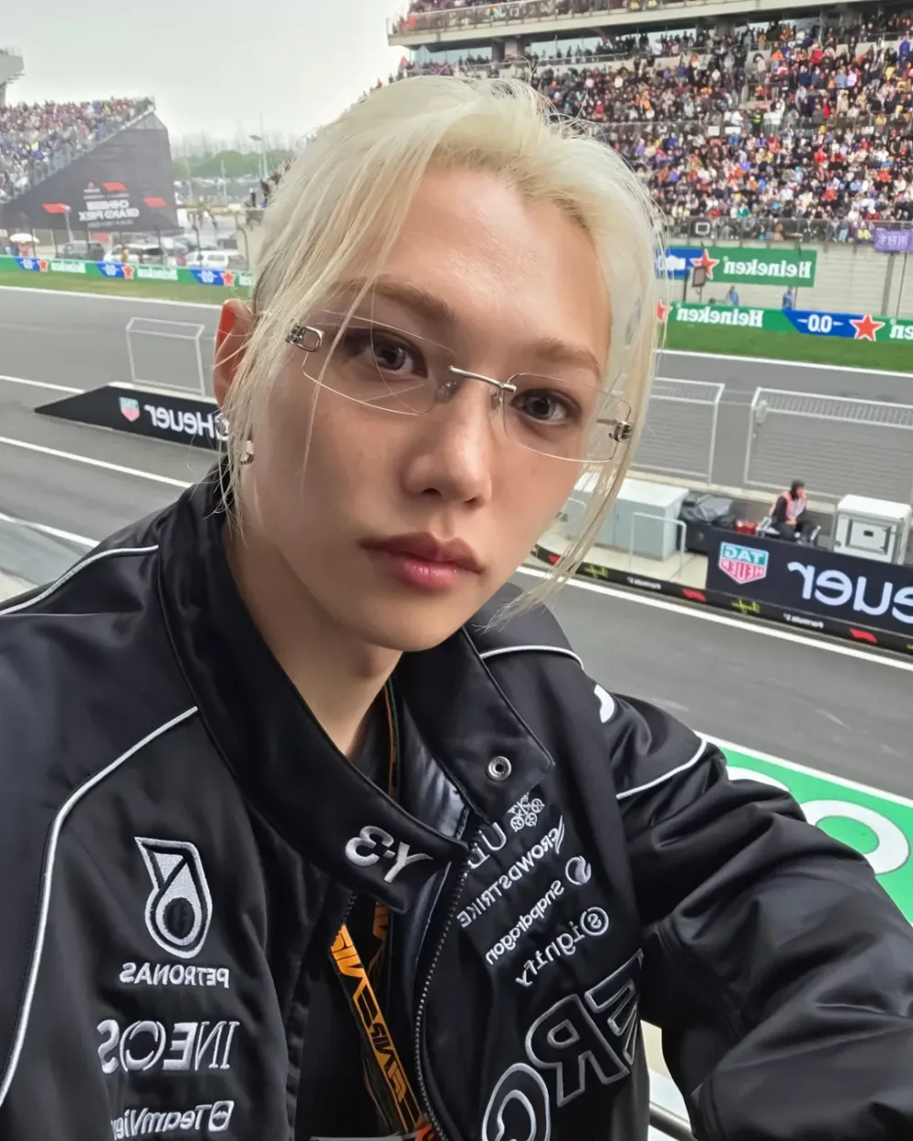 漫畫都不敢這樣畫！Felix李龍馥現身F1大獎賽「精靈王子下凡」帥到在發光！同款眼鏡找到了！-4