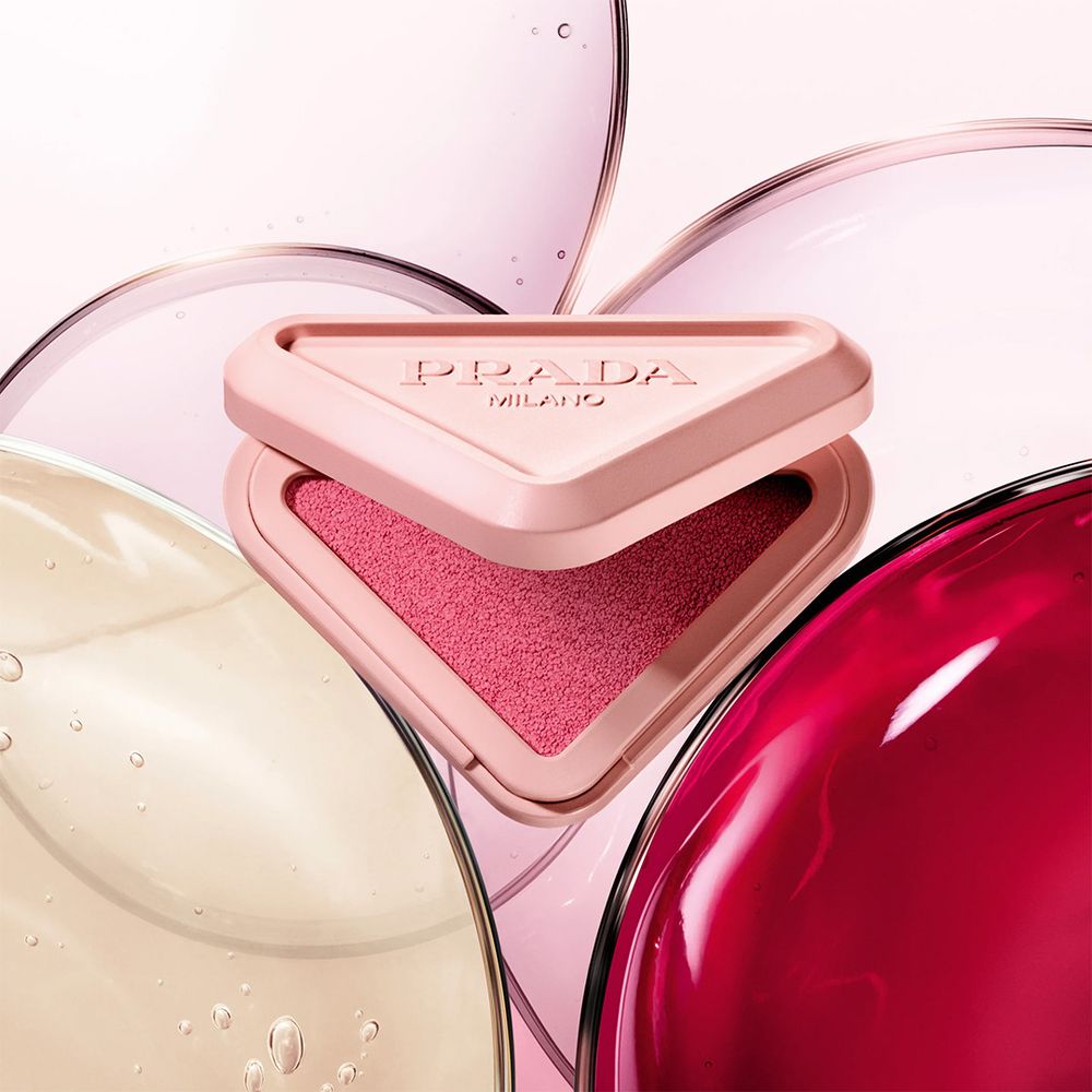 PRADA Beauty首位全球美妝大使登場！話題「三角腮紅」同步上市，奶霜質地一拍秒化粉，臉頰、眼妝、唇彩一盒搞定！-5